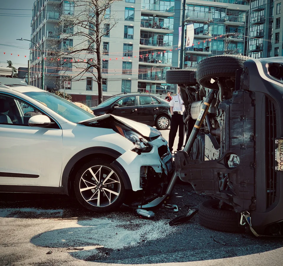 Conducteur presentant un dossier auto complexe avec accompagnement dedie