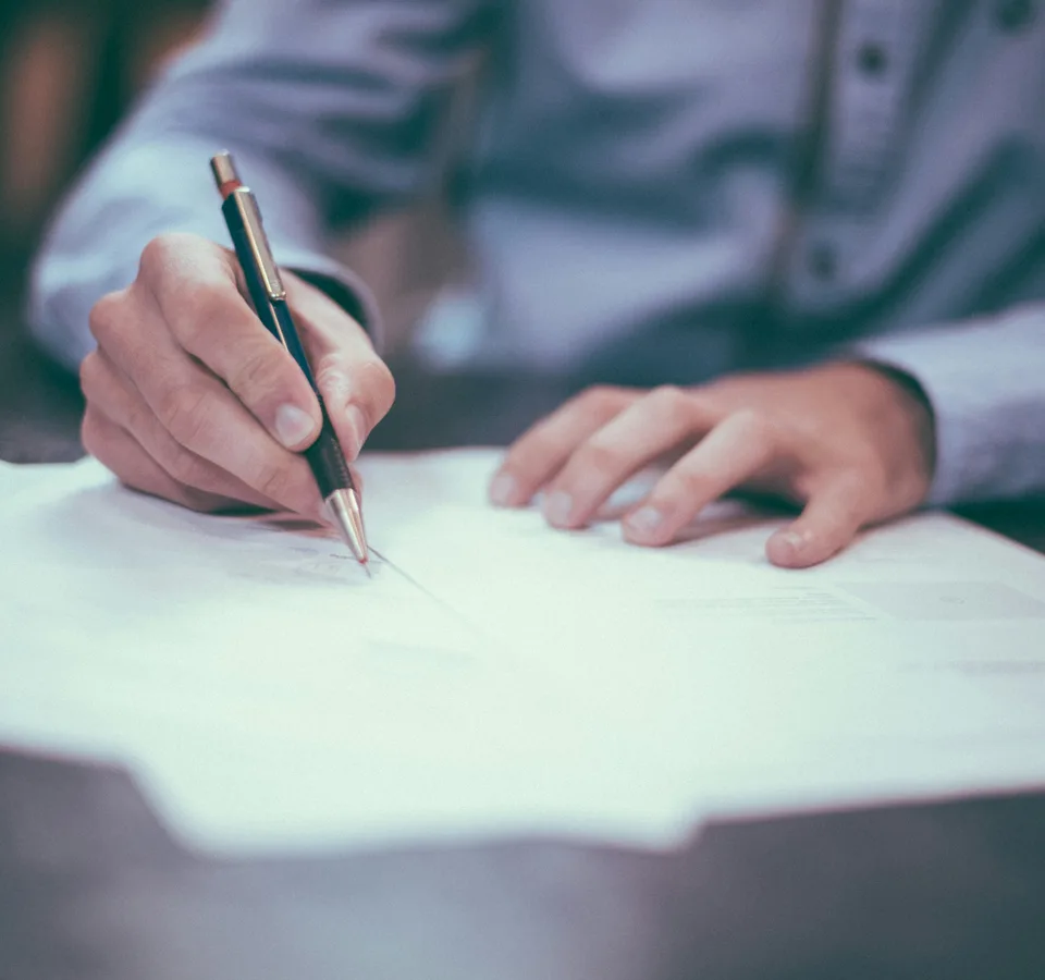 Couple et conseillere comparant une assurance de pret immobilier