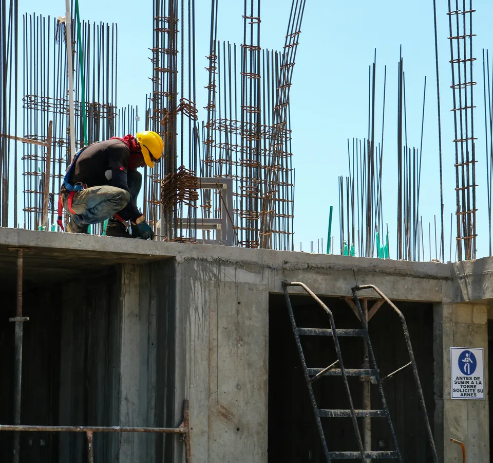 Professionnel du batiment sur chantier preparant sa couverture decennale