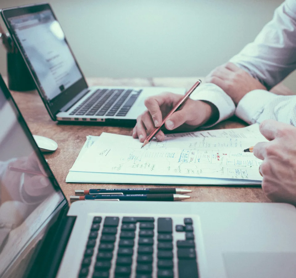 Conseiller et foyer echangeant sur la protection du logement